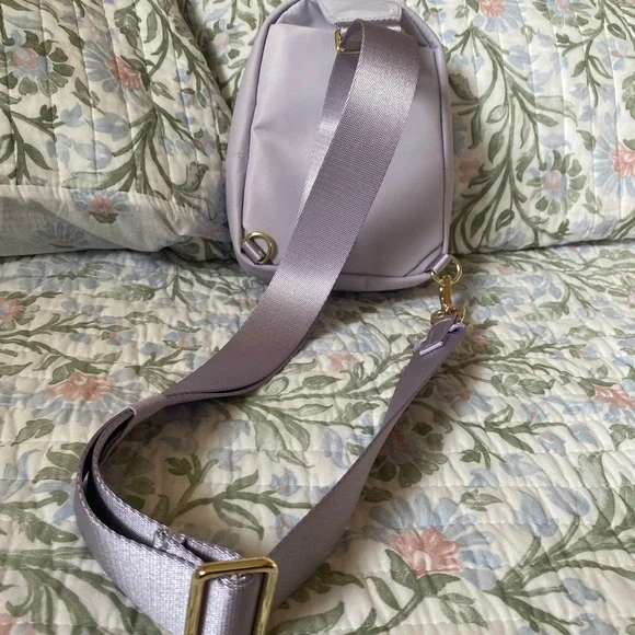Lululemon Small 2L Sling Bag💙💜 - Picture 3 of 13